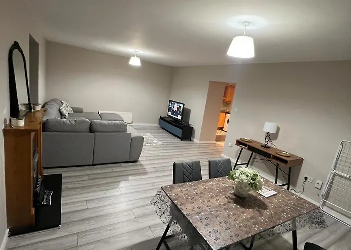 Lejlighed Airport Entire House